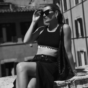 Zara y Mango tienen las faldas vaqueras en tendencia este otoño que arrasarán entre las que más saben de moda 