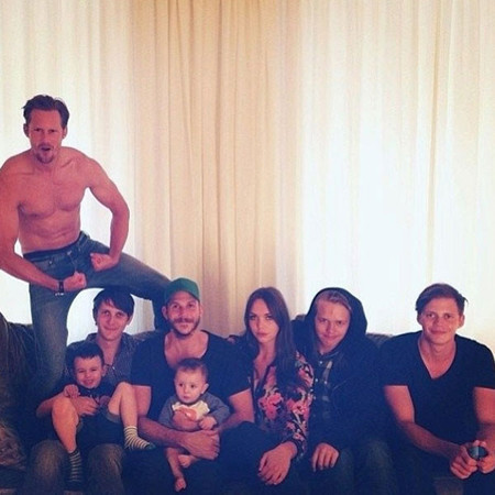 Adoro las fotos familiares de Alex Skarsgard. Sin camiseta, como tiene que ser