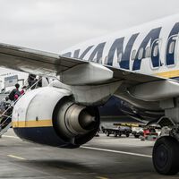 Tras agredir a otros pasajeros, un hombre obligó a un vuelo Ryanair a aterrizar de emergencia en Oporto. Su sanción: 15.000€