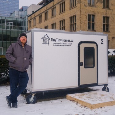 El hermano de este canadiense se quedó sin casa. Y ahora se dedica a crear mini casas portátiles para personas sin hogar  