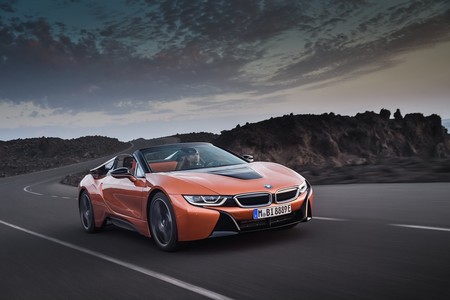 BMW i8 Roadster, el híbrido más atractivo se despoja del toldo rígido