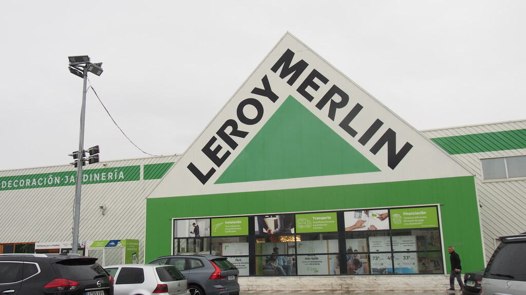 Esta estufa sin salida de humos de Leroy Merlin es ideal para calentar tu piso este invierno:  no necesita chimenea  y está rebajadísima