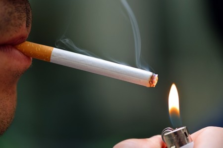 ¿Por qué la gente dejó de fumar cuando se prohibió? La interiorización de las normas