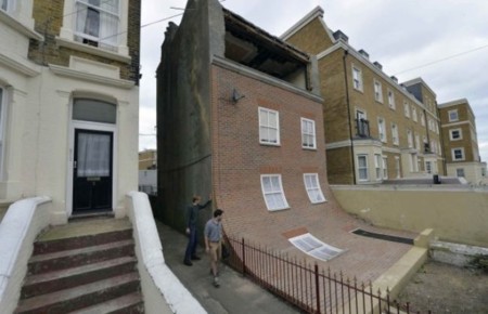 Esta casa deslizante te parecerá imposible y está en Inglaterra