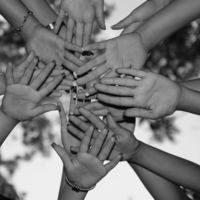 La lengua de signos para no dejar fuera de la fiesta al único niño sordo del pueblo