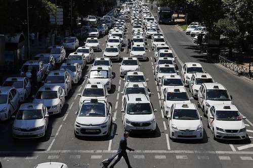 El  Gobierno certifica la muerte del ratio 1/30 entre taxi y VTC, y delega el problemón en las autoridades locales