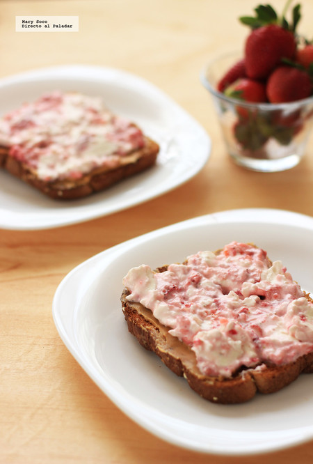 Tostadas con fruta y mascarpone. Receta para el desayuno