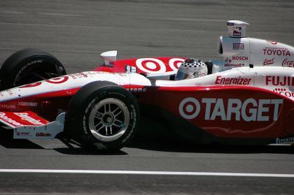 Dixon gana, Serviá K.O