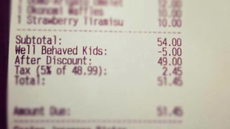 Un restaurante ofrece descuento en la factura por buen comportamiento de los niños