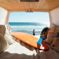 Hinchable y fácil de montar: así es el accesorio para furgonetas de Decathlon perfecto para llevarte de acampada