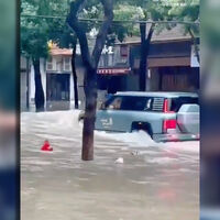 Nunca supimos descifrar por qué el Yangwang U8 de BYD necesitaba "flotar". Un tifón acaba de demostrarlo