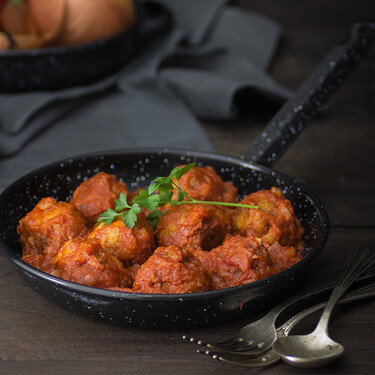 Receta de albóndigas en salsa de tomate, un plato de lo más tradicional que sabe a día de fiesta