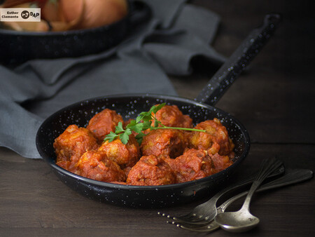 Receta de albóndigas en salsa de tomate, un plato de lo más tradicional que sabe a día de fiesta