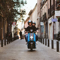 La DGT avisa de los tres enemigos más peligrosos que pueden encontrar las motos en la ciudad