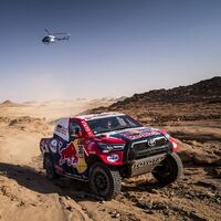 Nasser Al-Attiyah gana la octava etapa del Dakar 2021 y Carlos Sainz recorta distancias con la cabeza