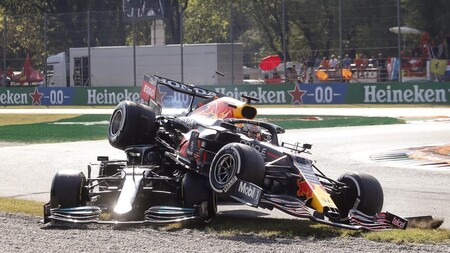 La FIA ha sancionado a Max Verstappen con tres posiciones en Rusia tras su accidente con Lewis Hamilton en Monza