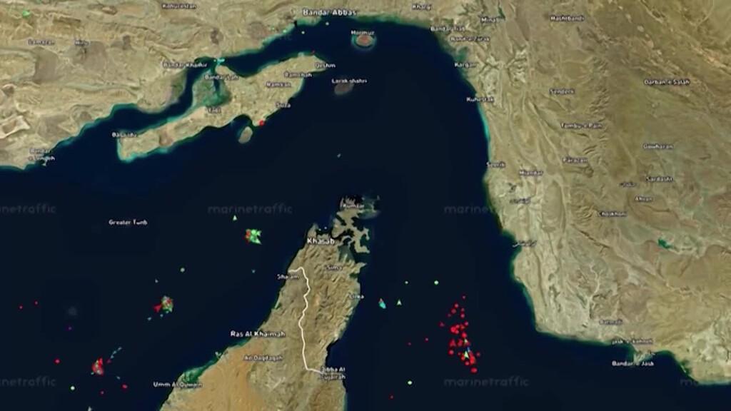 Un truco está desbloqueando el paso de barcos en Ormuz sin necesidad de drones ni escoltas, y a EEUU no le va a hacer ninguna gracia