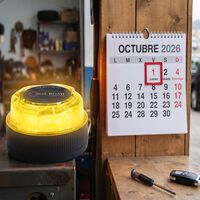 La DGT aclara qué va a pasar con la baliza V16 a partir del 1 de octubre: esto es lo que cambia y lo que no