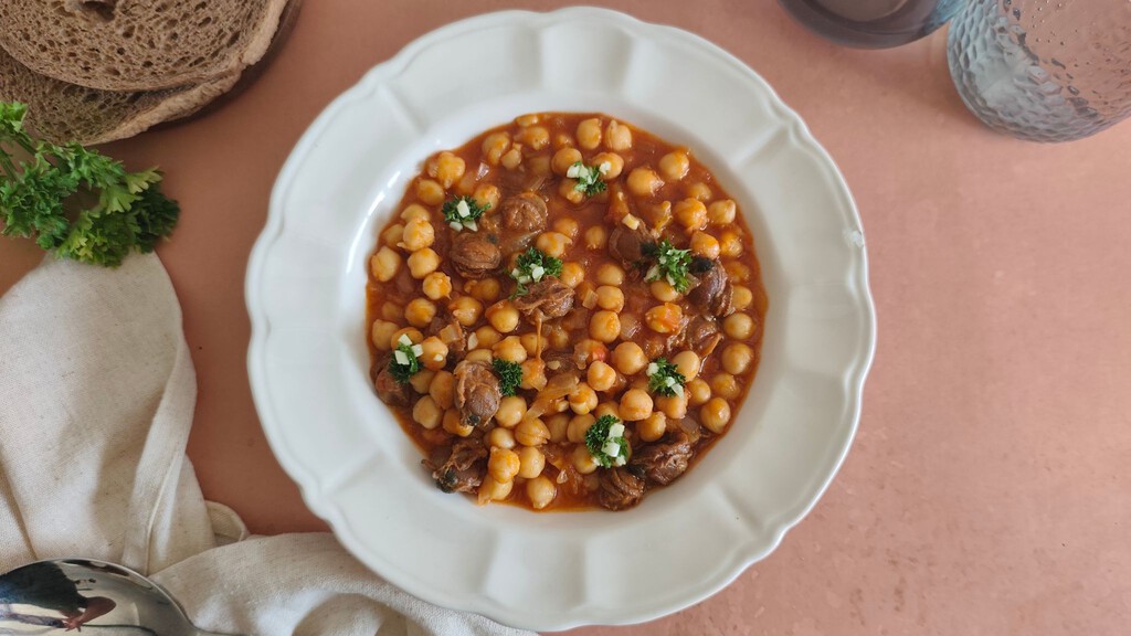 Una lata de zamburiñas convierte unos simples garbanzos cocidos en un plato con todo el sabor de Galicia