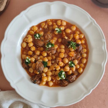 Una lata de zamburiñas convierte unos simples garbanzos cocidos en un plato con todo el sabor de Galicia 