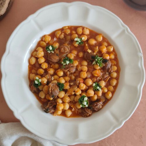 Una lata de zamburiñas convierte unos simples garbanzos cocidos en un plato con todo el sabor de Galicia 