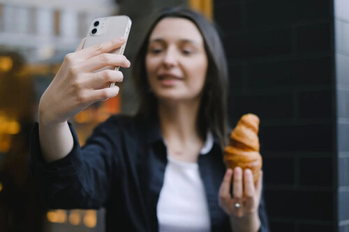 Un influencer me pide comer gratis a cambio de promoción, un pago en especie del que Hacienda también quiere su parte 