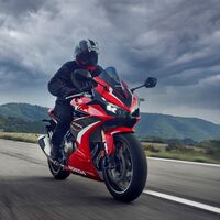 La nueva Honda CBR500R estrena suspensión Showa, una inyección mejorada y nuevos colores para seguir al día