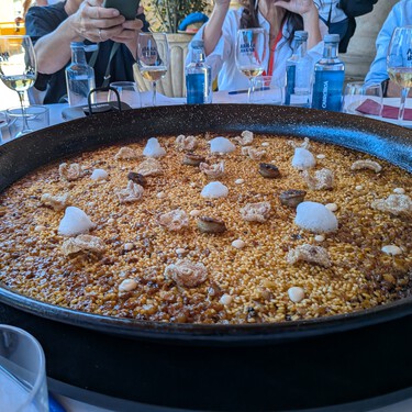 Los cocineros Néstor López y Carlos Monge se llevan a Madrid el premio al Arrocero del futuro, con una paella de pestorejo