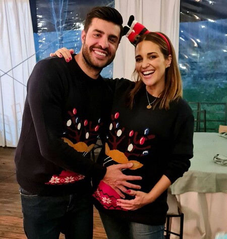 El posado navideño (y hortera) de Paula Echevarría y Miguel Torres con bombo incluido