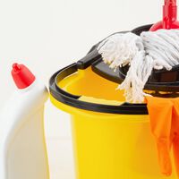 Llevamos toda la vida fregando mal: el nuevo sistema que jubila al cubo tradicional por ser el doble de rápido e higiénico