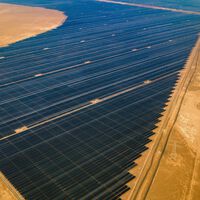 Esta es la nueva bestialidad de los Emiratos: una granja solar casi tan grande como Pamplona en pleno desierto