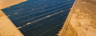 Esta es la nueva bestialidad de los Emiratos: una granja solar casi tan grande como Pamplona en pleno desierto