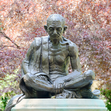 Mahatma Gandhi, dirigente indio, en una frase que se le atribuye: "La felicidad aparece cuando lo que piensas, lo que dices y lo que haces está en armonía" 