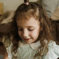 Cuando los niños no quieren saludar o abrazar en reuniones navideñas: cómo respetar sus límites sin generar tensiones familiares 