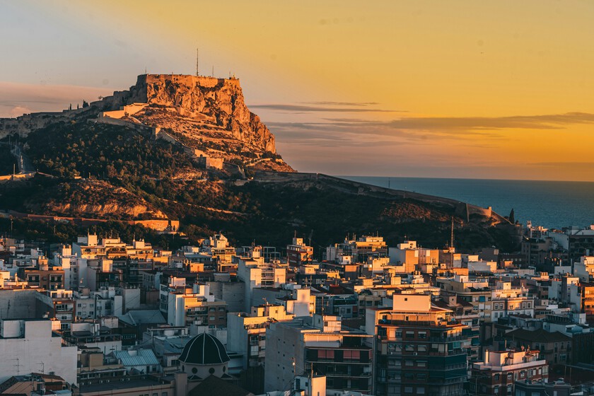Todas las altitudes de España se miden en referencia a un punto concreto: el escalón de un ayuntamiento levantino