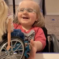 La emotiva reacción de una niña de dos años con espina bífida al recibir de regalo una Barbie en silla de ruedas, como ella