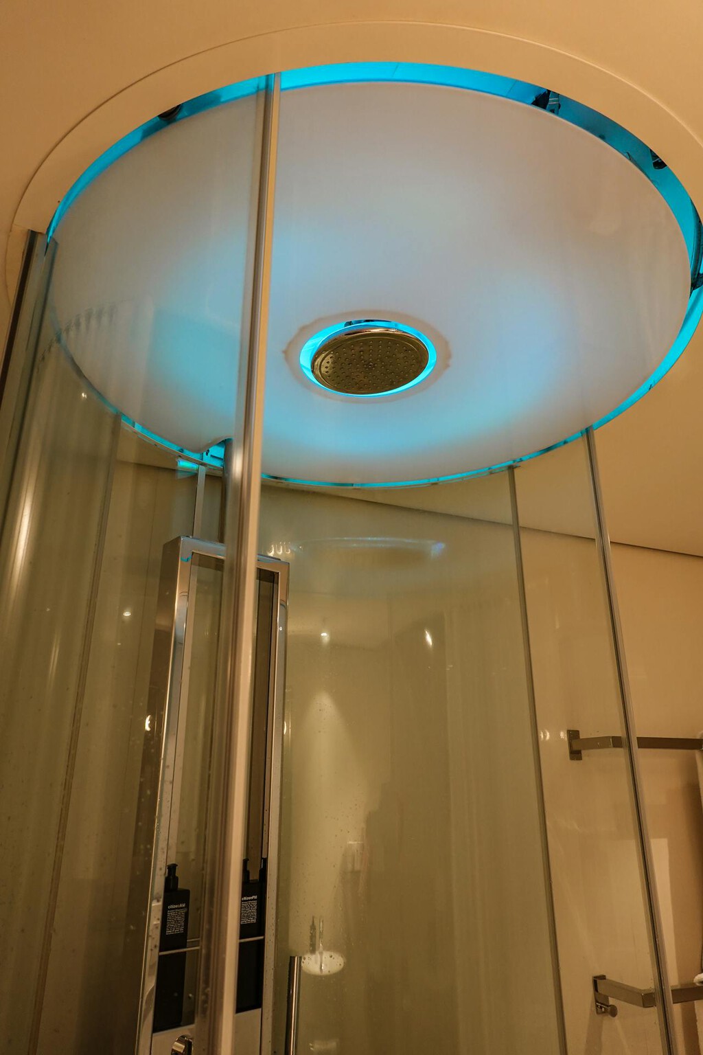 Su ducha goteaba y, en vez de tirarla, la ha convertido en un espectacular sistema LED para controlar la temperatura del agua