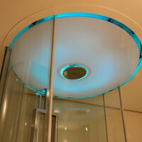 Su ducha goteaba y, en vez de tirarla, la convirtió en un sistema LED que avisa de la temperatura del agua