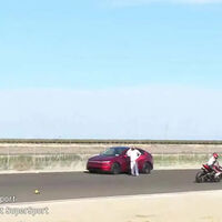 Estás viendo una carrera de motos y se repente se cuela un Tesla Autopilot. La excusa era que estaba buscando un Supercargador