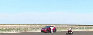 Estás viendo una carrera de motos y se repente se cuela un Tesla Autopilot. La excusa era que estaba buscando un Supercargador
