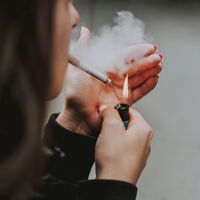 É oficial; o Reino Unido acaba de proibir para sempre a venda de cigarros para qualquer pessoa que tenha nascido depois de 2008
