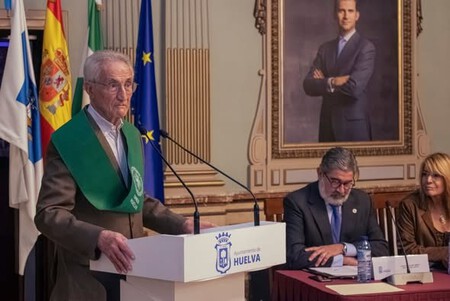 Jubilado con 8 matrículas de honor