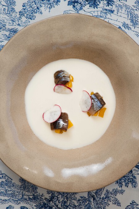 Ajoblanco Malagueno Con Tartar De Mango Y Sardina Ahumada