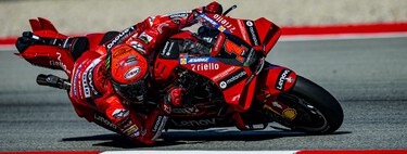 Pecco Bagnaia arruina la fiesta de Aprilia con una pole de récord en Barcelona; Marc Márquez en Q2