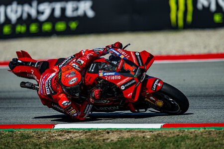 Pecco Bagnaia arruina la fiesta de Aprilia con una pole de récord en Barcelona; Marc Márquez en Q2