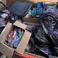 Encuentra un montón de cartas coleccionables nuevas en la basura, y se entristece. Suena raro, pero tiene su lógica 