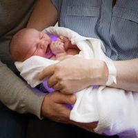 Cuando la ciencia piensa en los bebés: se acabó la fototerapia lejos de mamá y papá