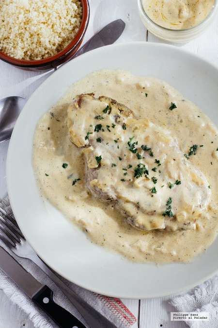 Chuletas de res en salsa cremosa de mostaza. Receta fácil y rápida