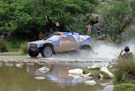 Nasser Al Attiyah es el nuevo líder tras el vuelco de Nani Roma