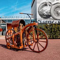 La primera moto de la historia la hizo Mercedes-Benz. Era de madera y no pasaba de 12 km/h, pero cambió el mundo 